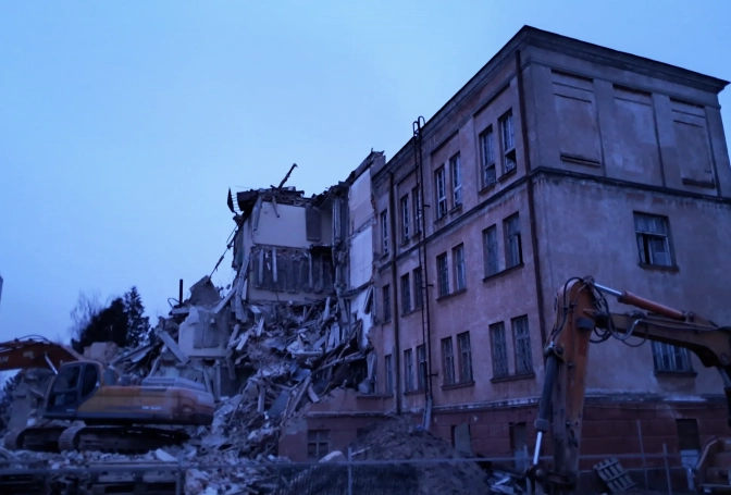 На місці колишнього інституту: на Чупринки у Львові знесли будівлю 1957 року