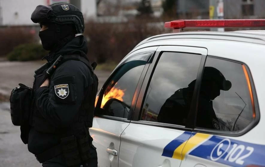 У львівській аптеці чоловік погрожував зброєю заради безкоштовних ліків — його затримала поліція