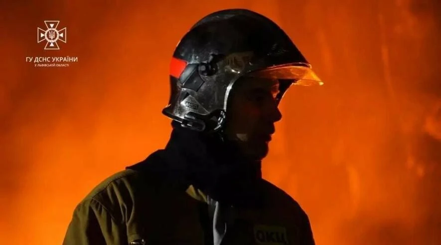 Нічна пожежа у Львові: вогнеборці стримали полум’я за хвилини