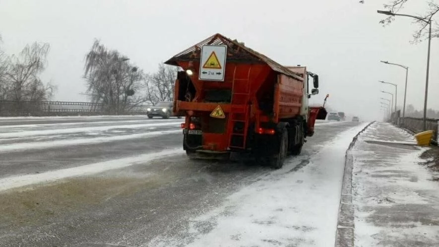 Львів очищають від снігу: на вулицях працює 44 одиниці техніки