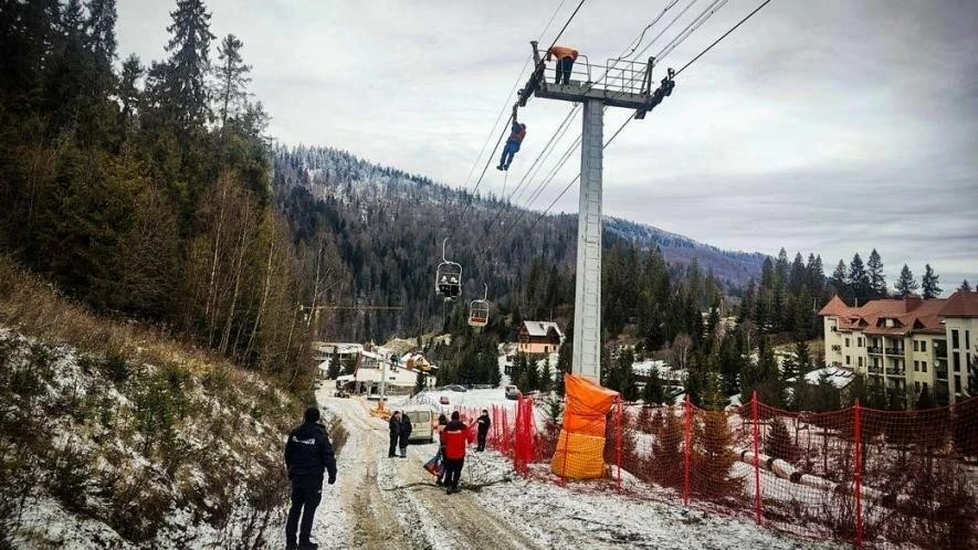 На гірськолижному курорті “Захар Беркут” зупинився підйомник: рятувальна операція триває