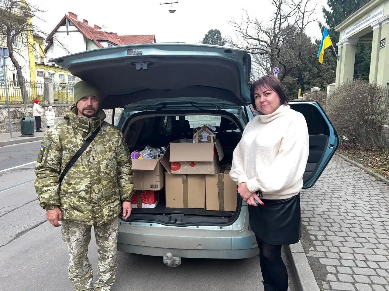 Різдвяні обереги для фронту: юні львів’яни передали подарунки прикордонникам