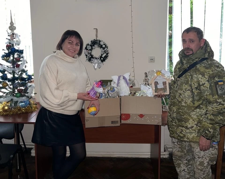 Різдвяні обереги для фронту: юні львів’яни передали подарунки прикордонникам