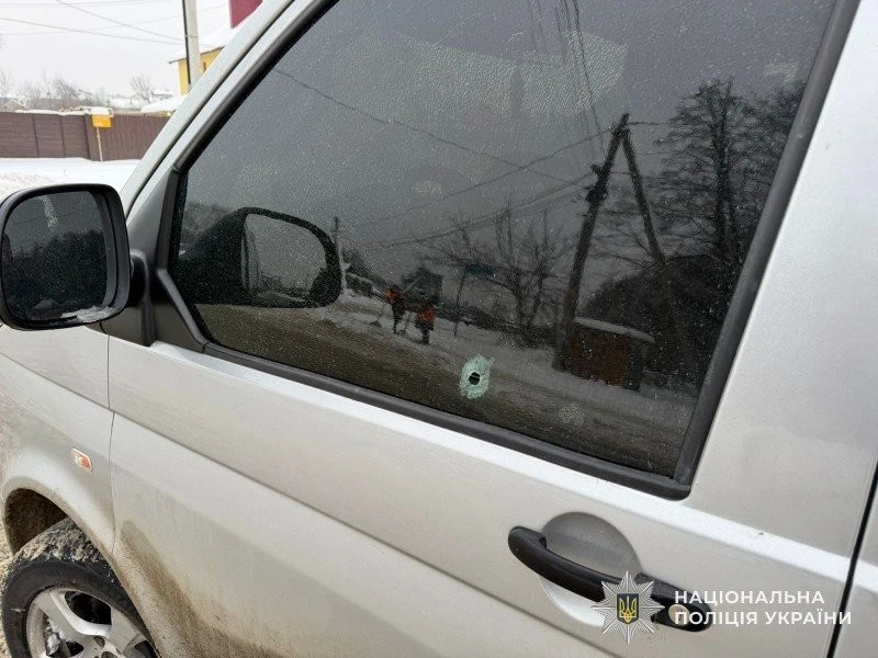 Стрілянина під Львовом: невідомий обстріляв авто військових і втік
