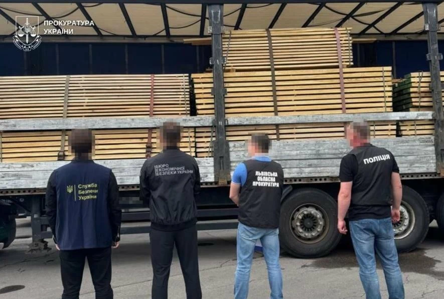 Дуб за кордон за фіктивними паперами: на Львівщині підприємця віддадуть під суд
