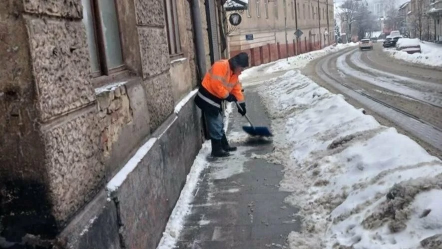Сніговий Львів: місто бореться з наслідками хуртовини всю ніч