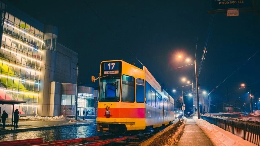 Швейцарські трамваї продовжують оновлювати Львів: місто отримало ще два сучасних вагони
