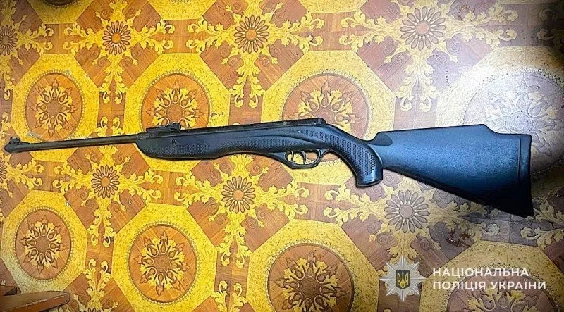 На Львівщині розслідують випадок жорстокого поводження з твариною: жінка застрелила собаку серед білого дня