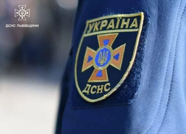 Операція порятунку в Бориславі: літню жінку знайшли у зачиненій квартирі та доправили до лікарні