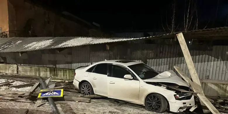 Нічна поїздка під градусом: у Львові Audi потрапила в аварію під час комендантської години