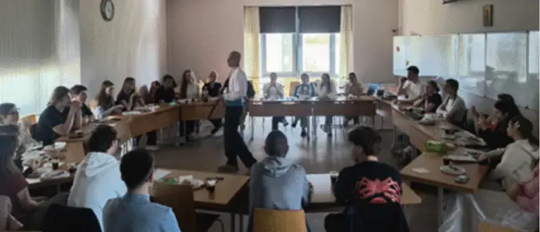 Традиційні козацькі забави в УКУ: у Львові молодь змагалася у володінні зброєю