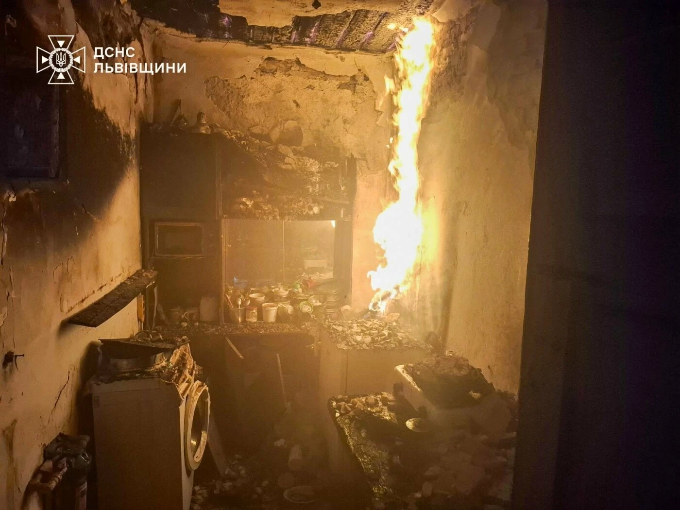 Врятоване житло: у Шептицькому районі вогнеборці приборкали небезпечну пожежу на кухні