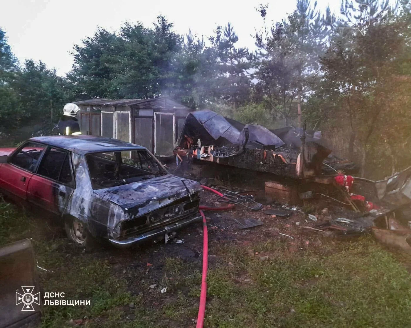 Нічна пожежа під Львовом: надзвичайники відбили у вогню Peugeot та сільгосптехніку