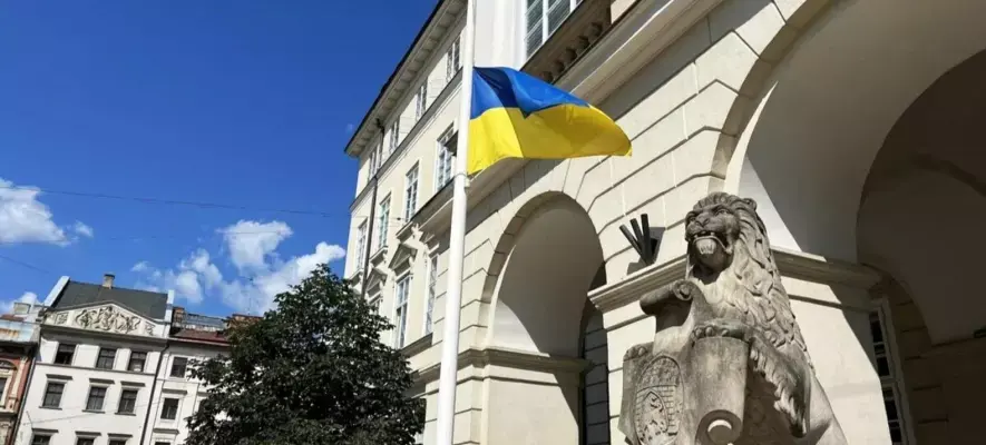 Львів солідарний із Києвом: у місті приспустили державні стяги