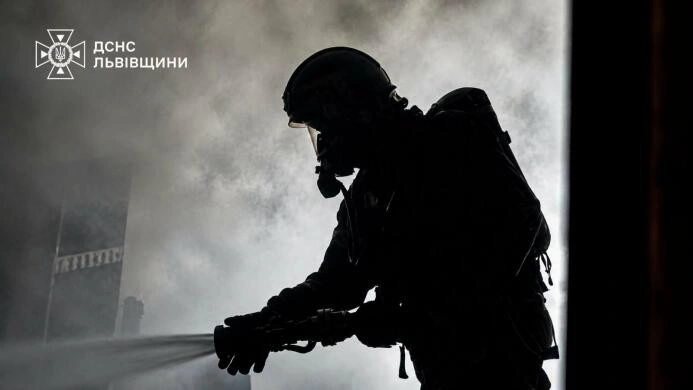 Нічна НП у Новояворівську – вогнеборці ліквідували небезпечне займання у багатоповерхівці